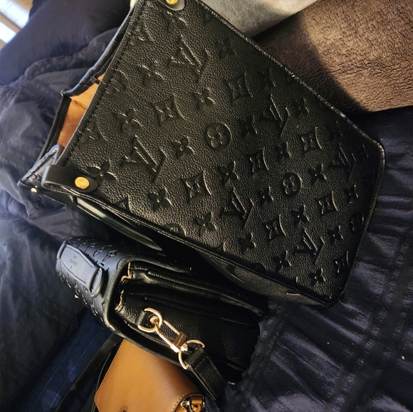 New black Louis Vuitton on the go Bag 2400 retail is 3440 - Picture 9 of 9